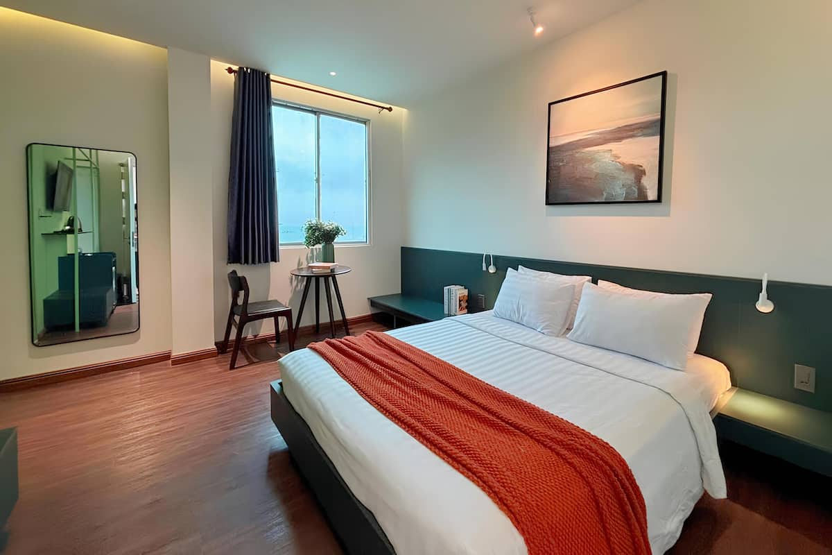 Habitación doble superior | Escritorio, tabla de planchar con plancha, wifi gratis y ropa de cama