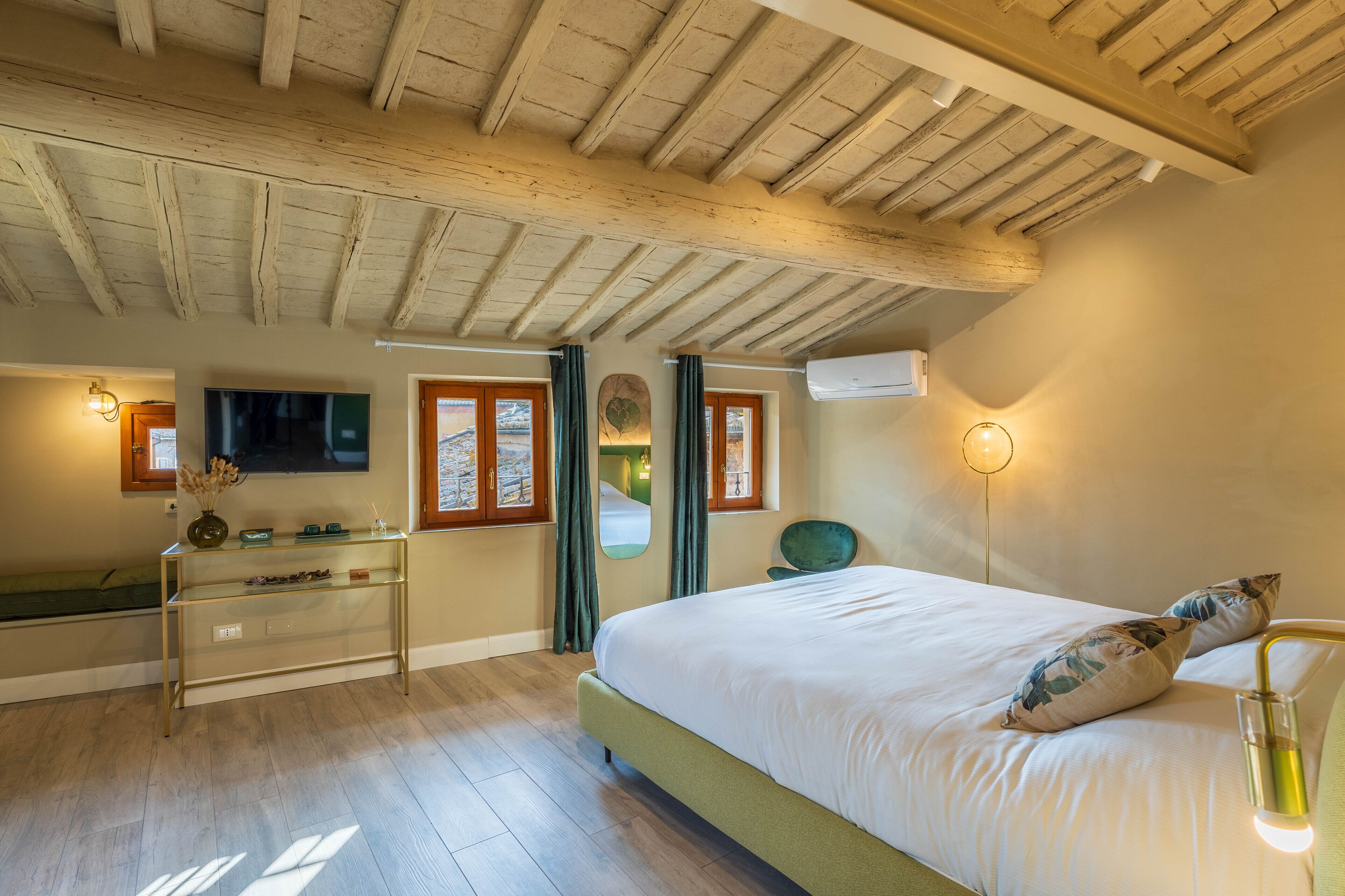 Habitación romántica | Colchones viscoelásticos, caja fuerte, escritorio y cortinas opacas