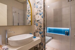 Habitación de diseñador | Baño | Amenidades de baño gratuitas y toallas 