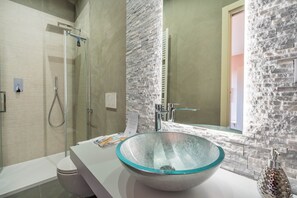 Classic Room | Bathroom | Free toiletries, towels - Blossoms of Siena (Siena)