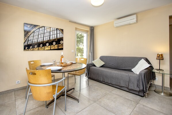 Dining - Appartement Climatisé Dans Villa Avec Parking - Type 2 (38m2 (La Ciotat)