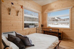 4 bedrooms, desk, WiFi, bed sheets