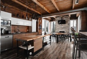 Frigorifero, microonde, forno, piano cottura