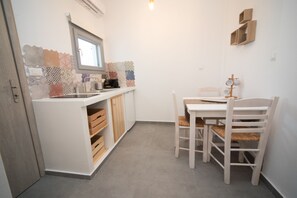 スーペリア アパートメント | 専用キッチン | 小型冷蔵庫、電気ポット、トースター、調理器具と食器