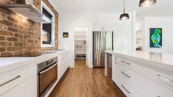 Geladeira, micro-ondas, fogão, cooktop