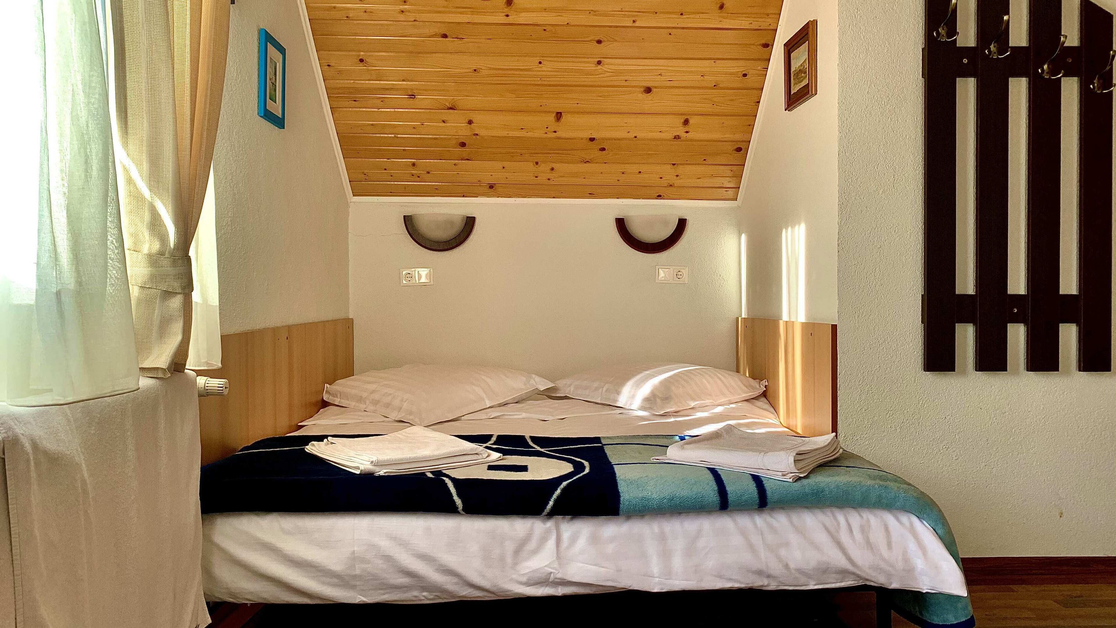 2 slaapkamers, een bureau, een strijkplank/strijkijzer, wifi