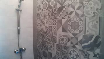 Dusche, Haartrockner, Bidet, Handtücher