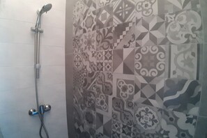 Dusche, Haartrockner, Bidet, Handtücher