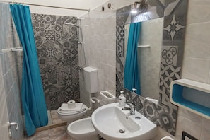 Dusche, Haartrockner, Bidet, Handtücher