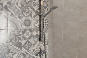 Dusche, Haartrockner, Bidet, Handtücher