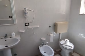 Shower, hair dryer, bidet, towels - La Palma Residence Two Bedroom Apartment (TORRE SAN GIOVANNI)