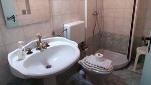 A bathroom with a sink, toilet, and shower. - RICHARD COMFORT - STUDIO APARTMENT WITH PATIO (TORRE SAN GIOVANNI)