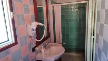 Doccia, asciugacapelli, bidet, asciugamani
