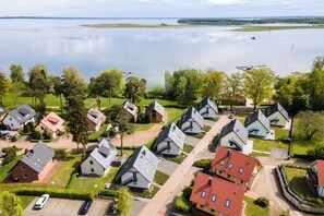 A residential area with houses, a lake, and a dock. - Strandhaus 2 EG in Röbel (Röbel/Müritz)