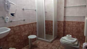 Doccia, asciugacapelli, bidet, asciugamani