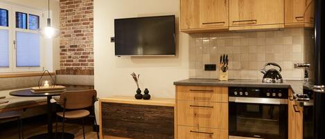 Fridge, oven, stovetop, dishwasher