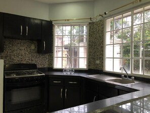 Huis | Privékeuken | Een koelkast, een microgolfoven, een oven, een kookplaat