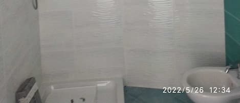 Haartrockner, Handtücher, Seife, Toilettenpapier