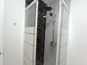 Chambre avec lits jumeaux | Salle de bain
