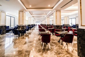 Free daily buffet breakfast - Granada Luxury Red Adult Only (Alanya)