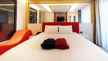 Artículos del minibar gratis y caja de seguridad en la habitación