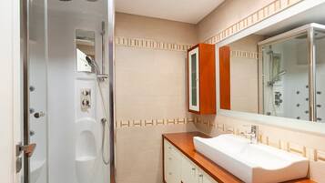 Apartamento elite | Banheiro | Ducha de hidromassagem, produtos de toalete grátis, secador de cabelo