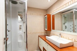 Elite-lejlighed | Badeværelse | Brusehoved med hydromassage, gratis toiletartikler, hårtørrer, hjemmesko