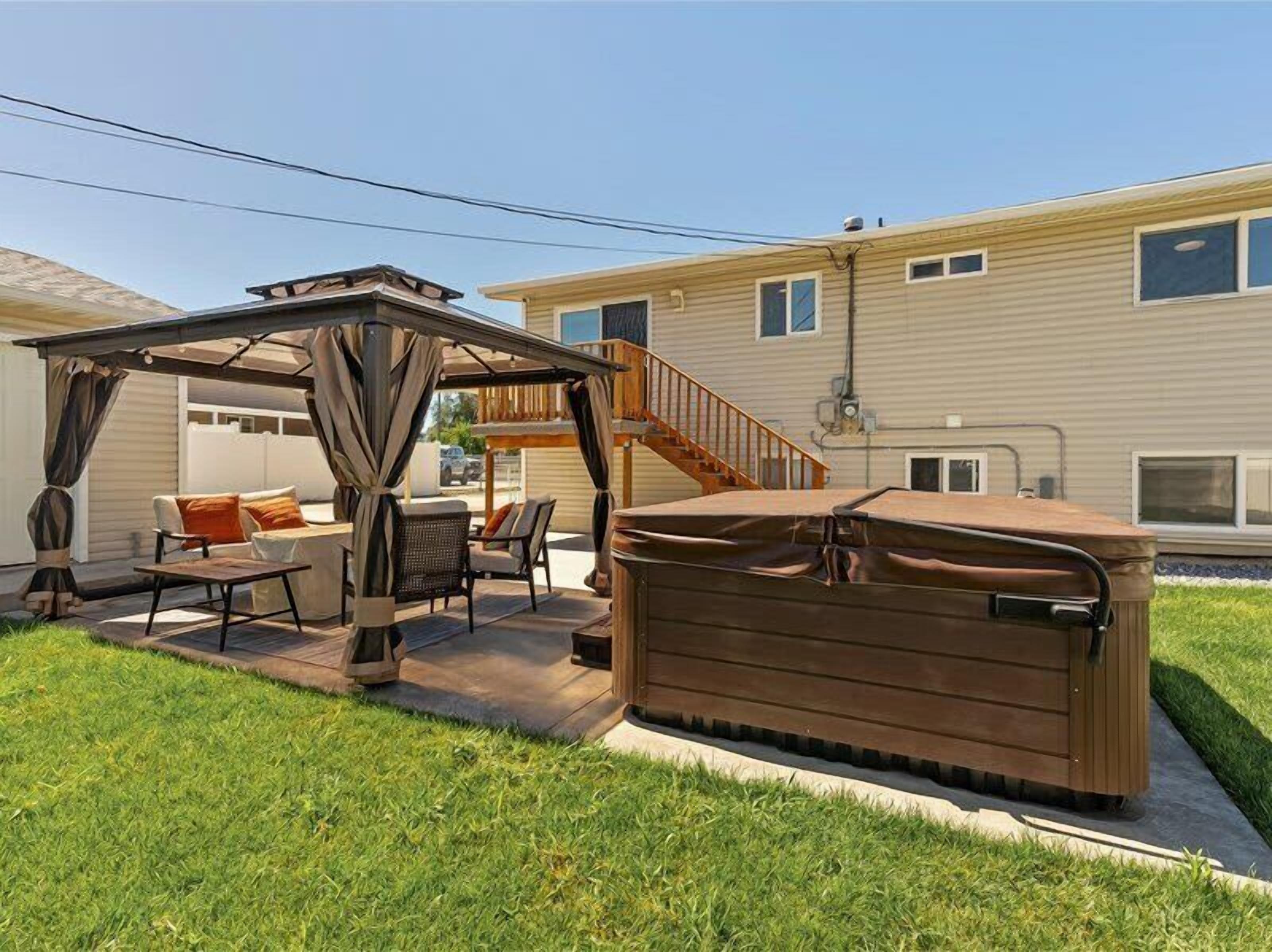 Next to Dimple Dell Park, HotTub, Patio!