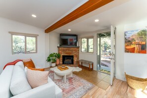 Smart TV, fireplace, books - Guest House @ Juniper Ranch | Private, Views, King (Sedona)