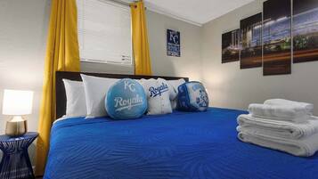 4 habitaciones, escritorio y tabla de planchar con plancha