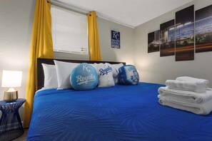 4 bedrooms, desk, iron/ironing board, travel cot - Charming Home|4 KingBeds|Fenced Yard|Fire pit (Lee's Summit)