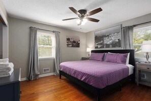 4 habitaciones, escritorio y tabla de planchar con plancha 