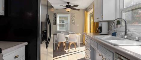 Køleskab, mikrobølgeovn, ovn, kogeplade