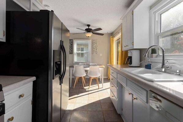 Jääkaappi, mikroaaltouuni, uuni, liesi