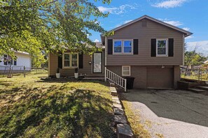 Exterior - Charming Home|4 KingBeds|Fenced Yard|Fire pit (Lee's Summit)