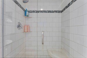 Dusche, Haartrockner, Handtücher, Shampoo