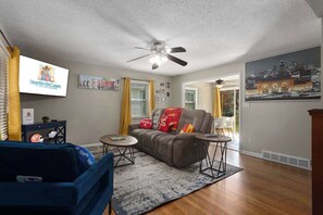 TV, offices - Charming Home|4 KingBeds|Fenced Yard|Fire pit (Lee's Summit)