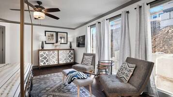 1 dormitori, escriptori, planxa i posts de planxar i wifi