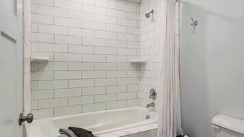 Chuveiro, secador de cabelo, toalhas de banho