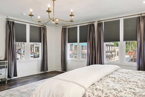 Park House On Main: KingBed_Shops and Coffee