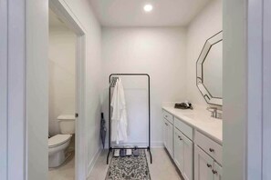 Dusch, hårtork och handdukar