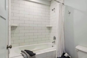 Douche, sèche-cheveux, serviettes fournies