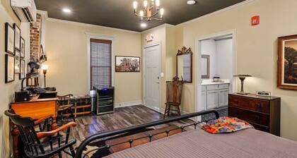 Stay Downtown Parkville_Vintage Charm_Eateries