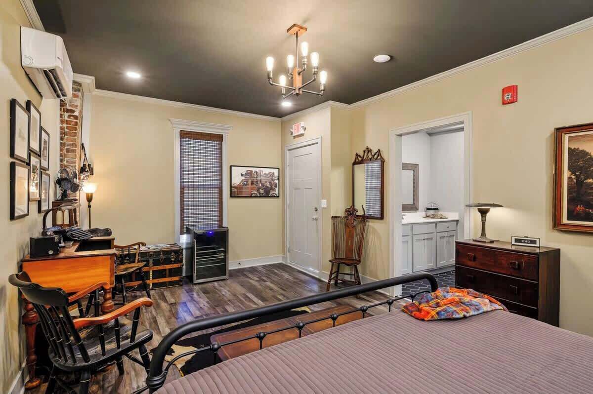 1 bedroom, desk, WiFi, bed sheets