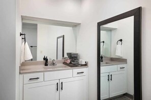 Chuveiro, toalhas de banho