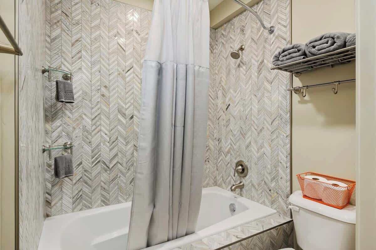 Shower, towels, shampoo