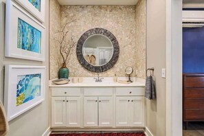 Een douche, handdoeken