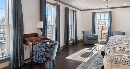 Relax_KingBed_Walkable to Eateries and Shops