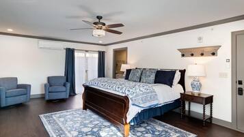 1 bedroom, desk, WiFi