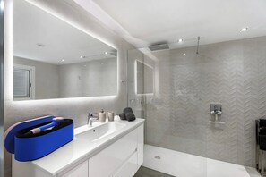 Dusche, Haartrockner, Handtücher, Seife